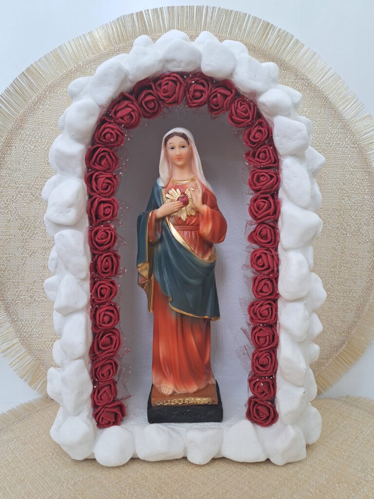 Kapliczka większa- biały kamień- z figurką Niepokalanego Serca Maryi