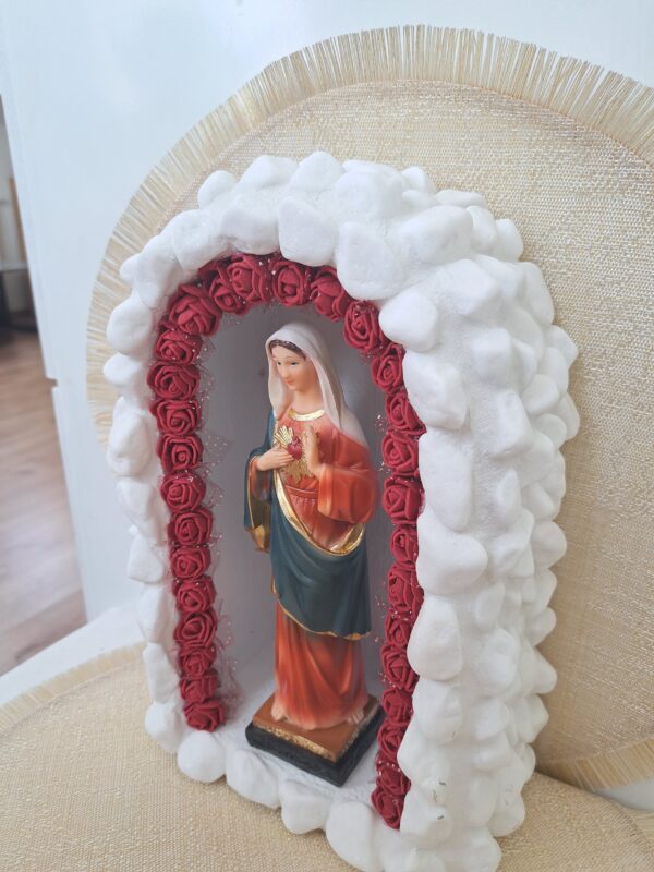 Kapliczka większa- biały kamień- z figurką Niepokalanego Serca Maryi