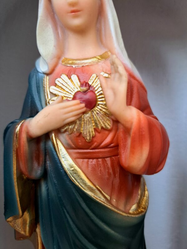 Kapliczka większa- biały kamień- z figurką Niepokalanego Serca Maryi